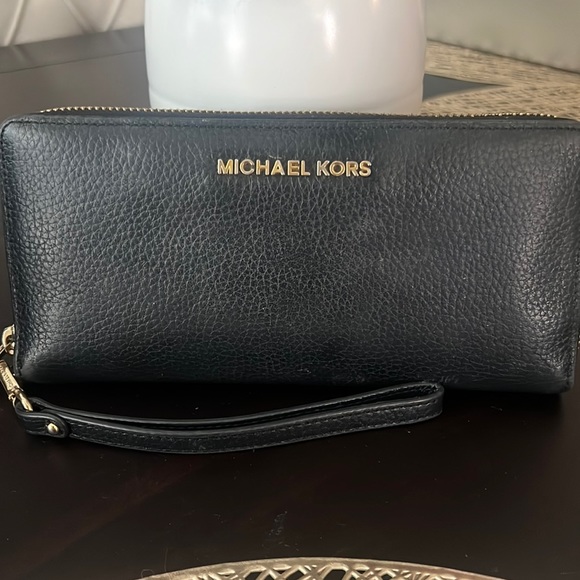 Micheal Kors zippy wallet - Picture 1 of 3